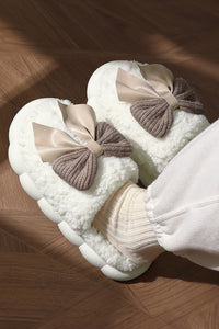 Online Camel Contrast Bowknot Applique Plush Winter Slippers (Bow Colors May Differ by Batch)